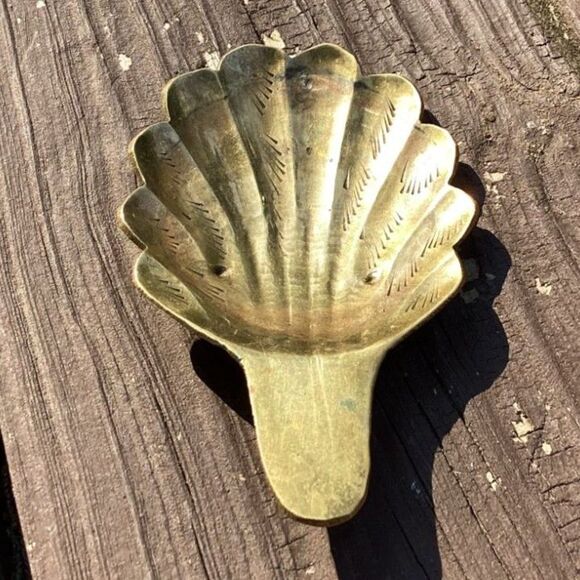 Vintage Solid Brass Scallop Seashell Trinket Dish Ashtray Etched Details - Picture 1 of 4